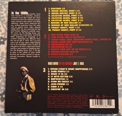 The back of the boxed set slipcase has a few lines of liner notes, plus track and time information.
