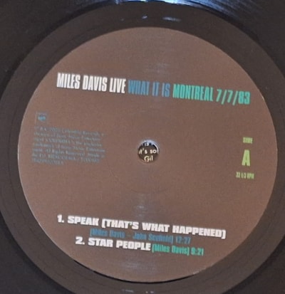 A close-up of the album label. The old Columbia Records label, used by the CD boxed discs, and the studio recordings LPs, is replaced with a modern design.